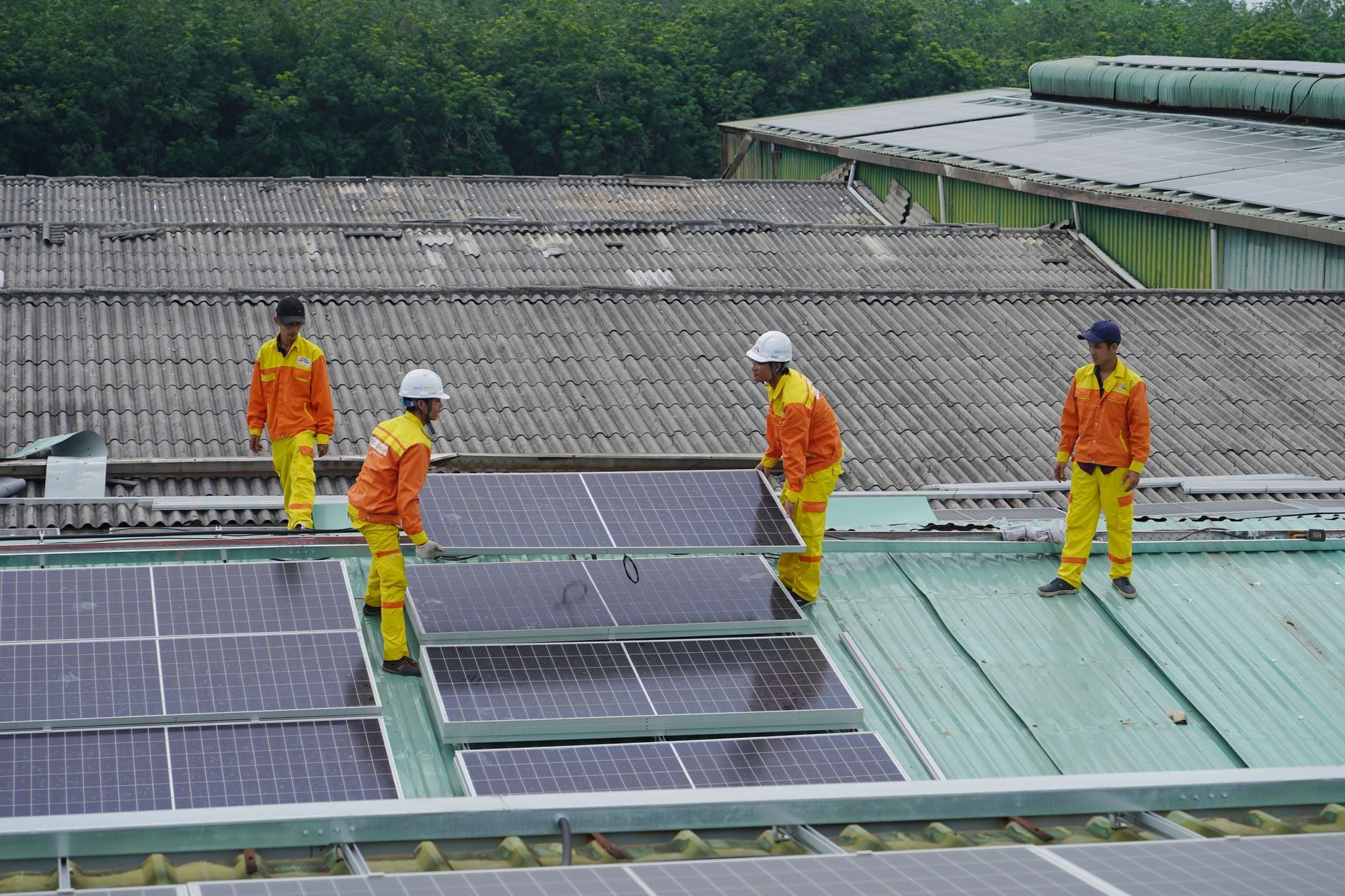 wall mounted solar batteries