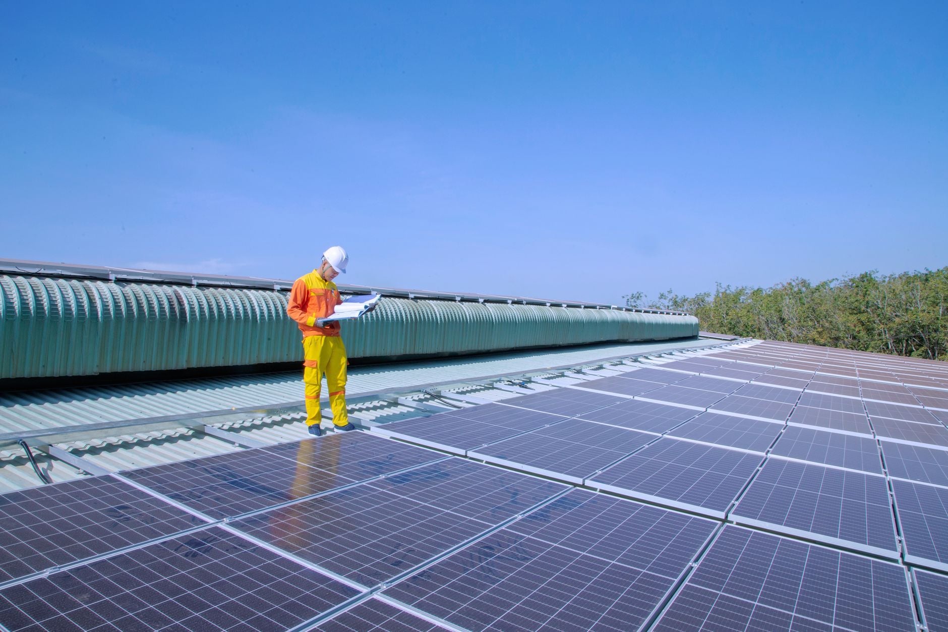 flat roof solar panel installation